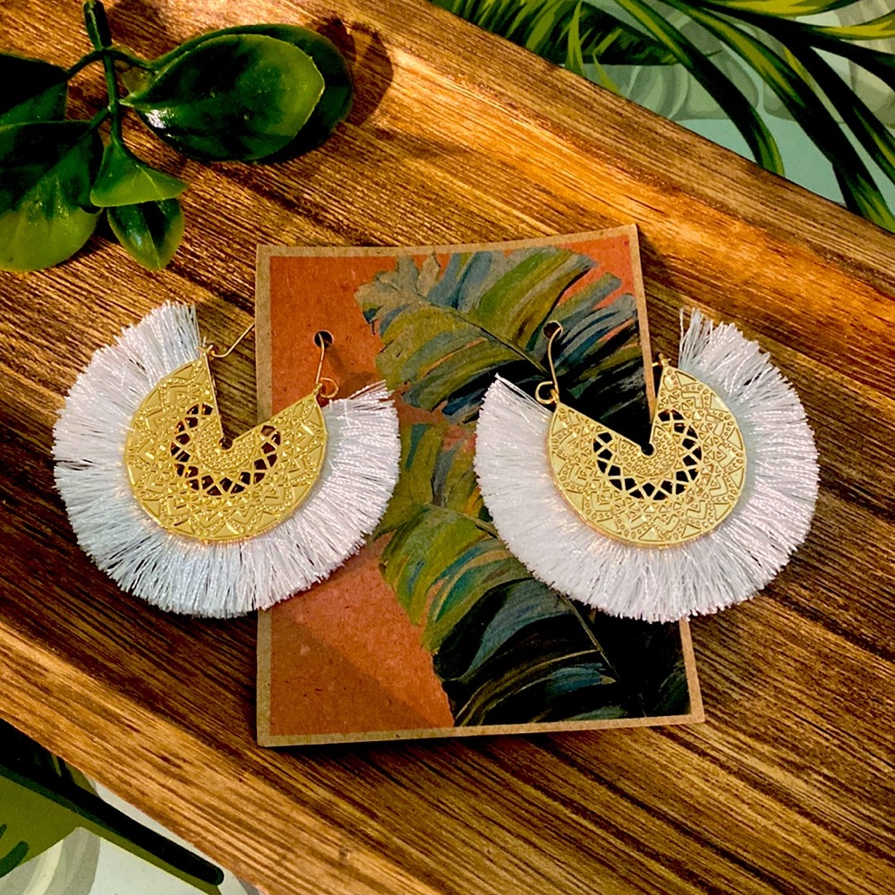 Gold pierced earring with white fringe